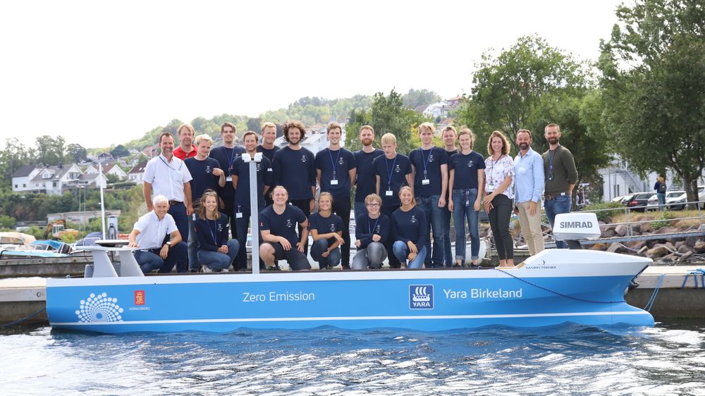 Her er fjorårets gruppe med sommerstudenter hos Kongsberg Gruppen, som jobbet med et sommerprosjekt som gikk ut på å utvikle systemer for autonom seilas og fjernstyring av et modellskip.