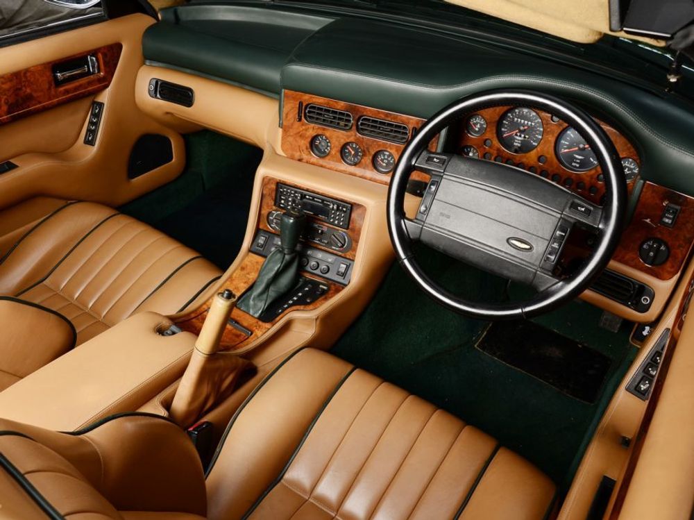 Felles ratt: Blar du opp nok penger for en Aston Martin Virage, får du ratt med ekte Ford Mustang-følelse.
