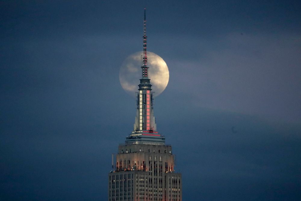 Fullmånen bak Empire State Building i USA søndag i påvente av superfullmåneformørkelsen.