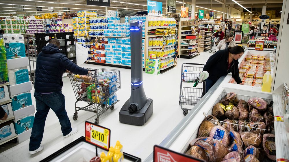 Roboten Marty vasker gulvet i et supermarked i Harrisburg i delstaten Pennsylvania. Ifølge en ny rapport vil en firedel av arbeidsplassene i USA stå i fare for å rammes når bruken av roboter og kunstig intelligens brer om seg.