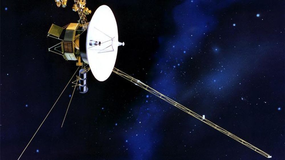 Voyager 1 er nå så langt ute i Solsystemet at den uforstyrret kan registrere om det finnes Hawking-stråling fra svært små sorte hull.