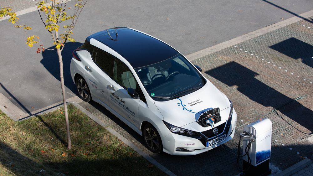 Nissan Leaf koblet til en V2G-lader. CHAdeMO støtter toveislading i dag.