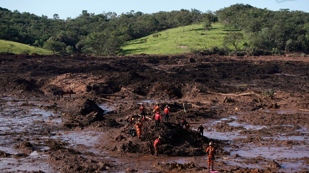 Foreløpige tall viser at 279 mennesker er savnet og 65 døde etter at en demning brast i delstaten Minas Gerais i Brasil.