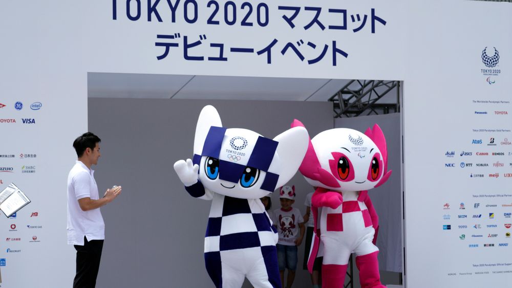 Neste års olympisk og paralympiske leker arrangeres i Tokyo. På bilde vises maskotene «Miraitowa» og «Someity».
