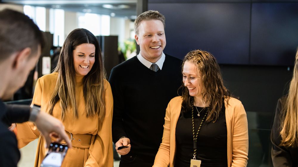 Det var jubelstemning hos Ice da pressen ble invitert til å være med på en intern markering til ære for blant annet lanseringen av data frihet. Fra venstre: Marianne Gamre, Eivind Helgaker og Nina Natalia Hasleengen.