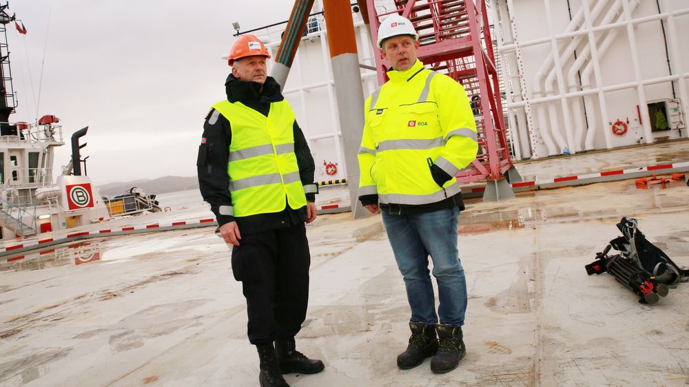 Anders Penna (til hoyre) leder den kompliserte operasjonen med å få hevet KNM Helge Ingstad. Her står han sammen med sjefen for Forsvarsmateriells maritime kapasiteter, Thomas T. Wedervang, under en pressebrief i januar i forbindelse med bergingsarbeidet.