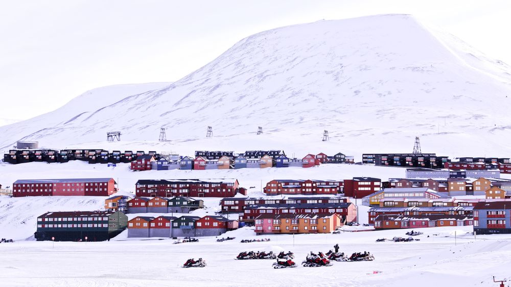 Mye av bebyggelsen på Svalbard er dårlig isolert, og svært mye energi kan spares ved å etterisolere boligene og næringsbyggene.