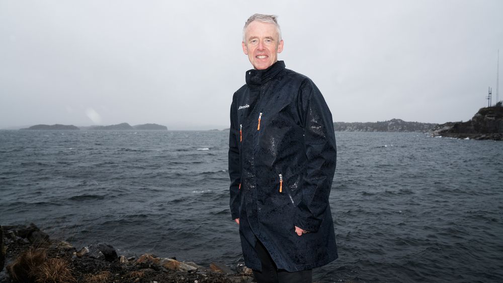 Meteorolog Roar Hansen i Storm Geo står i horisontalt regn på Hanøytangen på Askøy utenfor Bergen. Han er ansvarlig for å sikre best mulig væranalyse frem mot heving av fregatten Helge Ingstad, som havarerte 8. november i fjor. Forsvaret er avhengig av 6 dager med godvær.