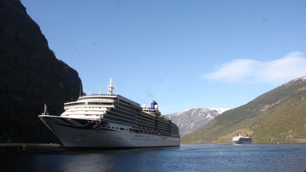 MV Arcadia fra 2004 tilhører Carnivals rederi P&O er her på vei ut fra Flåm. Skipet har seks Wärtsilä dieselmotorer med samlet effekt på 52 MW og sengeplass til drøyt 2000 passasjerer.