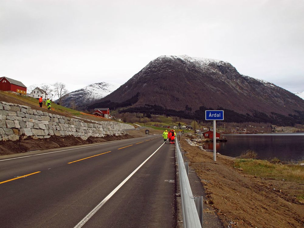 Ny E39 langs Jølstervannet åpnet i 2019. Tettstedet Årdal ligger omtrent midt på den utbygde strekningen.