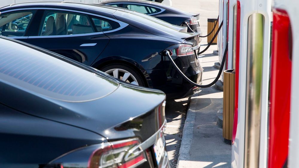 Det er usikkert om stadig flere bytter inn Teslaen i ladbar hybrid eller dieselbil.