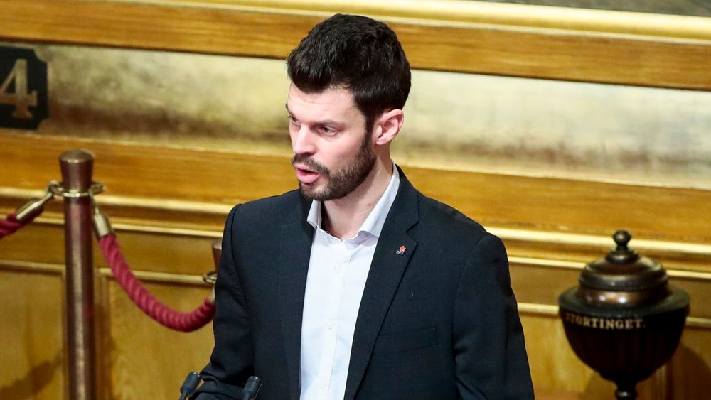 Rødt-leder Bjørnar Moxnes ber Stortinget ta stilling til et forslag om strakstiltak mot vogntog på norske veier. 