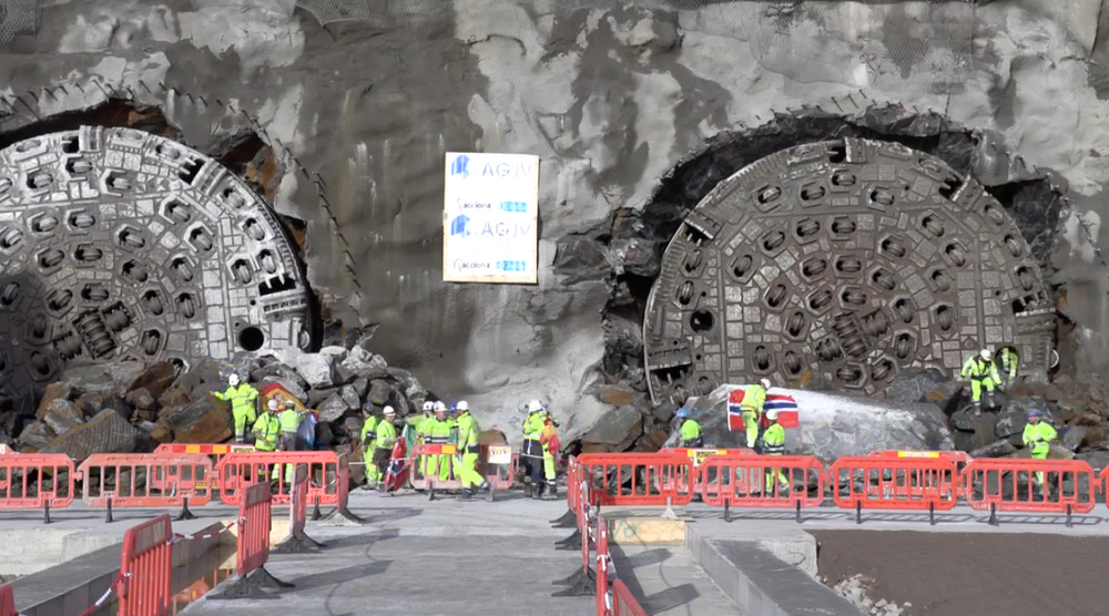 Tunnelboremaskinenes gjennomslag starter cirka 35 minutter ut i videoen.