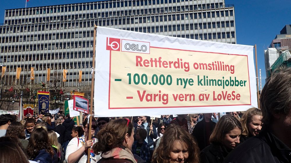 Konsekvensutredning av eller vern mot oljeaktivitet utenfor Lofoten, Vesterålen og Senja har vekket sterke følelser, her fra en 1.-mai-demonstrasjon i Oslo i 2017.