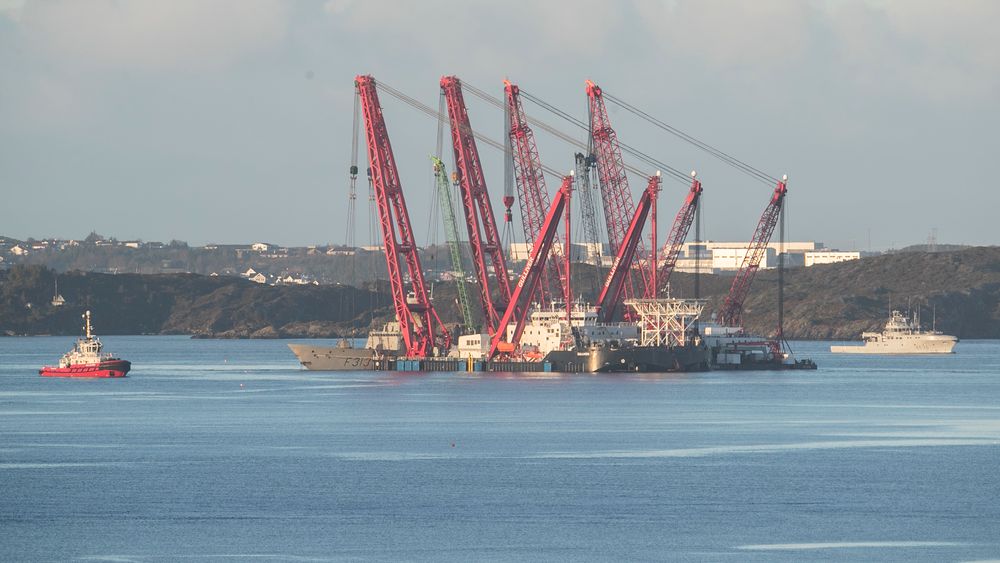 Slepet av KNM Helge Ingstad og kranlekterne har gått fortere enn ventet, og nå er de fremme på Hanøytangen, der hevingen skal fortsette.