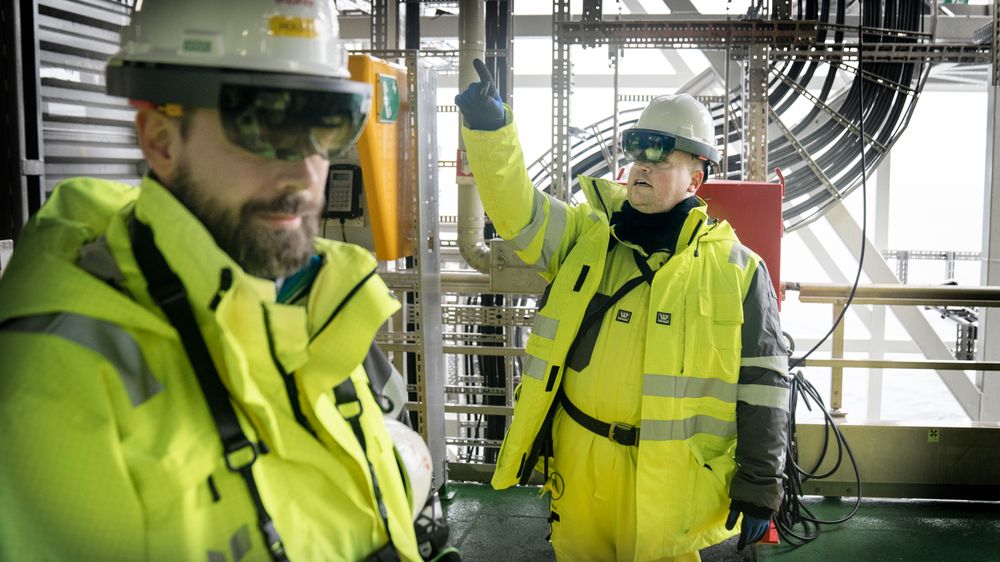 Thorvald Johannesen og Harald Wesenberg i Equinor Software Innovation viser fram Hololens på Johan Sverdrup.