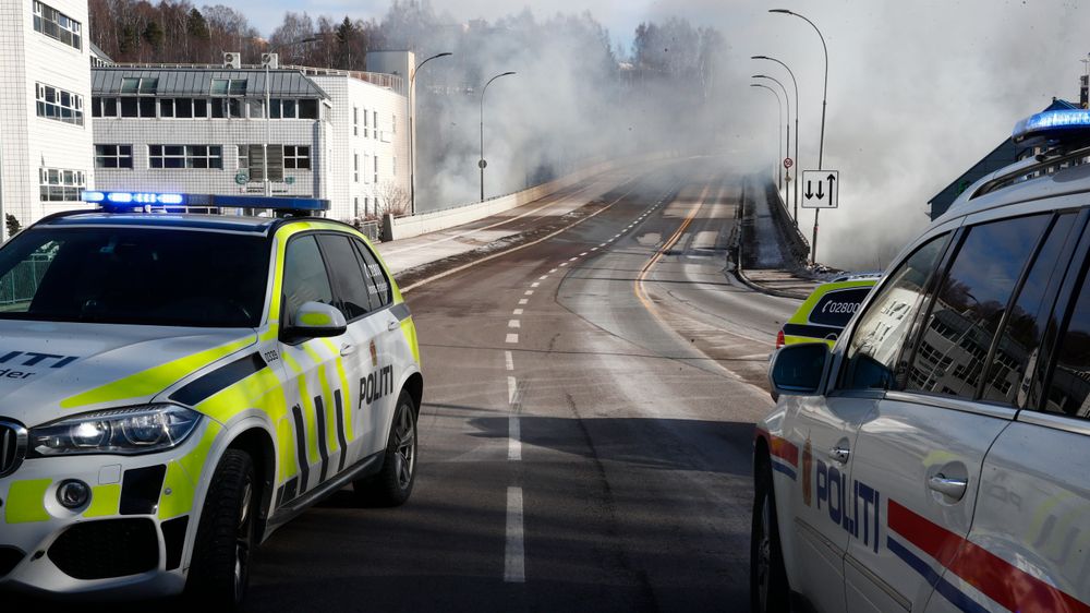 Det brenner i en feiemaskin i Tvetenveien på Bryn i Oslo. Det er flere gassflasker på stedet, og brannvesenet anbefaler en sikkerhetsavstand på 300 meter.