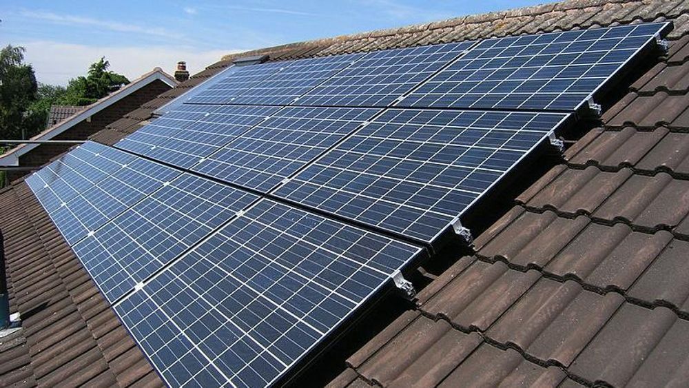Bransjeforeningen Tekniq melder at stadig flere solcelleinstallatører melder om at de også installerer batterianlegg til kundene sine.