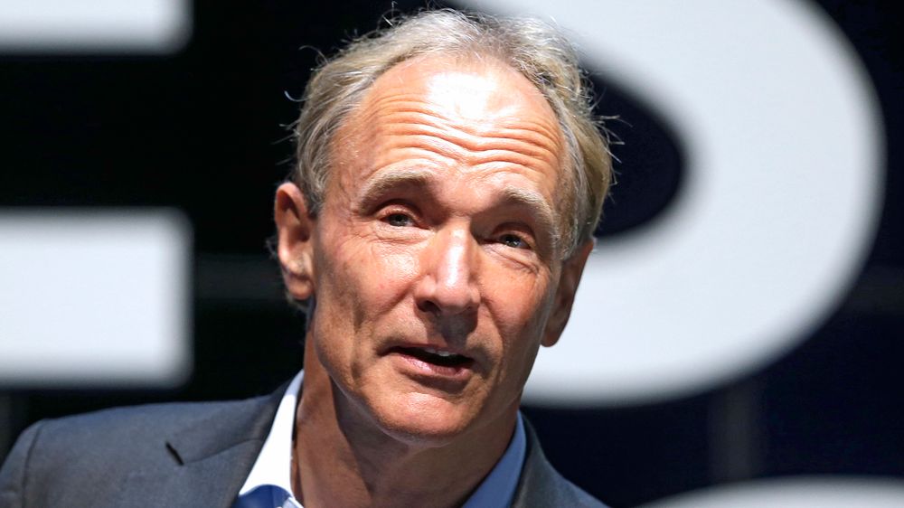 Forsker Tim Berners-Lee fant opp world wide web – verdensveven – i 1989. Nå 30 år etter advarer han folk mot å slippe kontrollen over sine egne personopplysninger på internett. Her er Bernes-Lee fotografert i 2015.