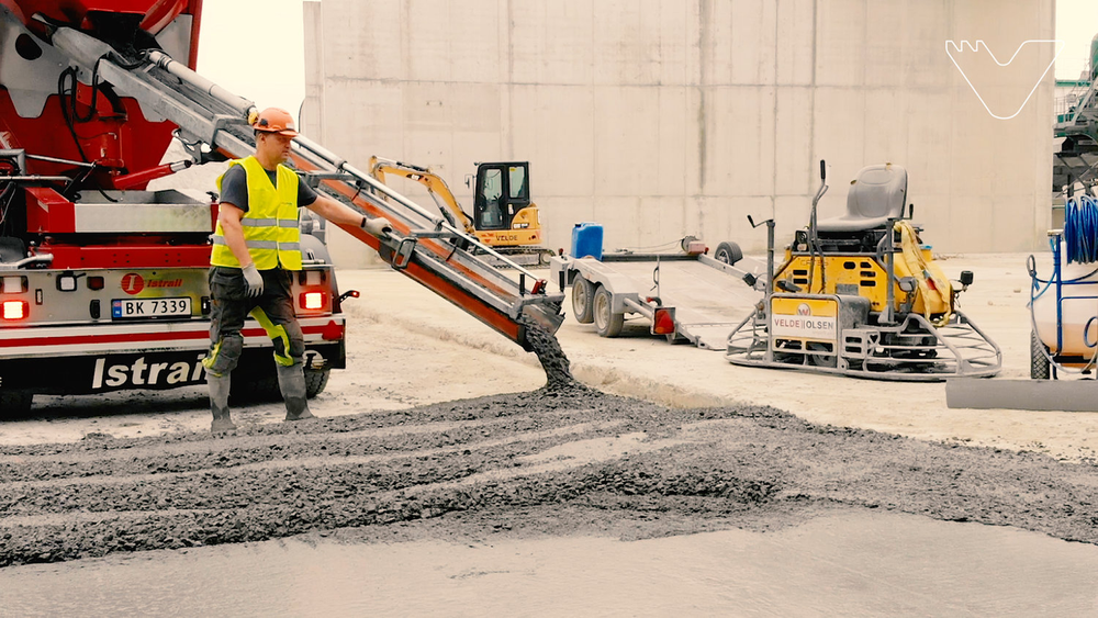 Fra pilotforsøket hos Velde, der det ble støpt et 100 m3 betongdekke av ferdigblandet betong, i henhold til betongklasse C35/45. Tilslaget var 100 % resirkulert tilslag.