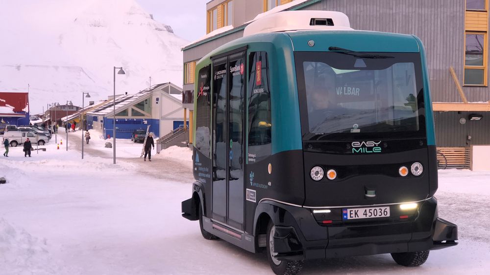 Her er den første autonome bussen på plass i Longyearbyen.