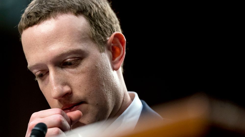 Facebook-sjef Mark Zuckerberg har grunn til å være betenkt over dagens avsløring om selskapets passordsikkerhet. Bildet er riktignok fra høringen til den amerikanske handelskomiteen i april 2018.