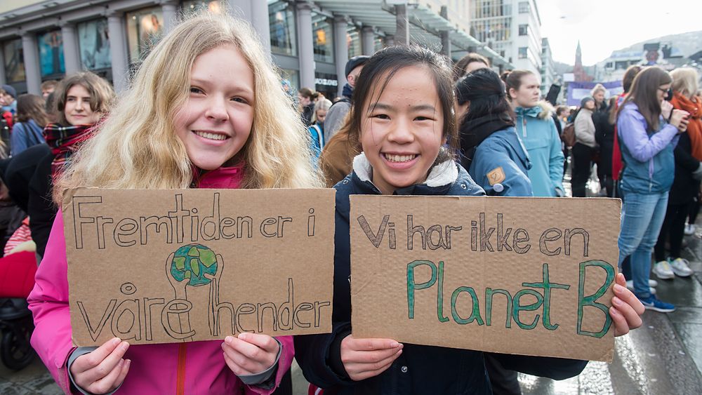 Ingrid Risa (tv) og Helena Haarr fra Slotthaug skole i Bergen viser frem plakatene de har laget til klimastreiken og møtet på Torgalmenningen i forrige uke. I dag streiker skoleungdom i Oslo.