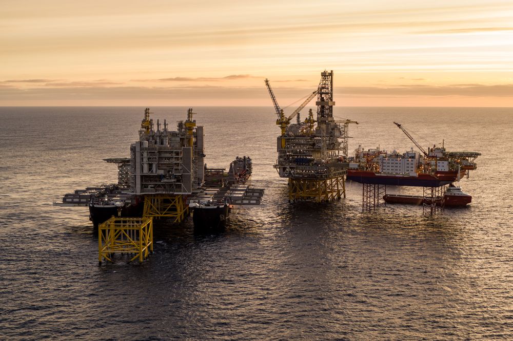 Løftet av prosessplattformen på nærmere 26.000 tonn satte en ny løfterekord offshore, og ble gjennomført tirsdag morgen på fire timer.