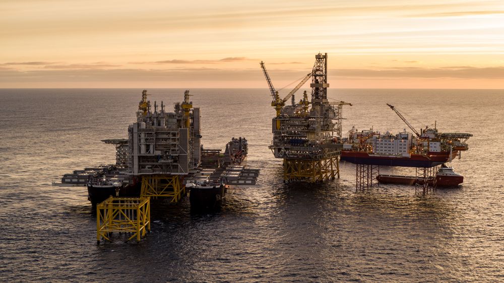 Løftet av prosessplattformen på nærmere 26.000 tonn satte en ny løfterekord offshore, og ble gjennomført tirsdag morgen på fire timer.