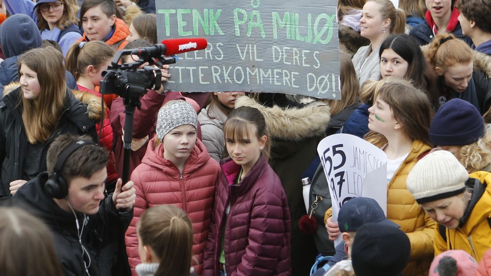 15.000 ungdommer og barn hadde møtt opp på Eidsvolds plass. Noen kom sammen med foreldrene sine. (Foto: Erik Martiniussen).