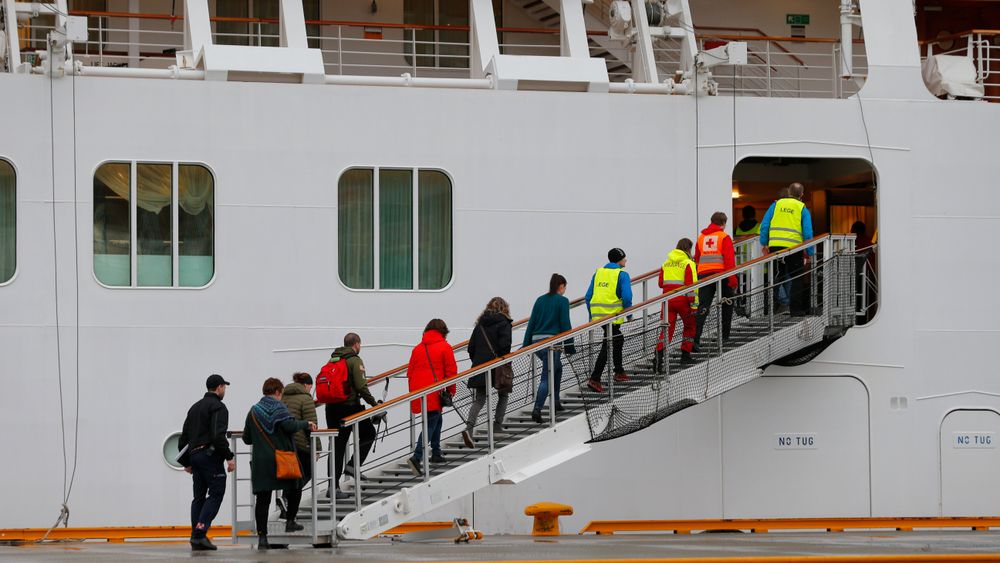 Inspektører fra Sjøfartsdirektoratet, Lloyd's, Havarikommisjonen, rederi og politi på vei om bord Viking Sky mens det lå i Molde. 