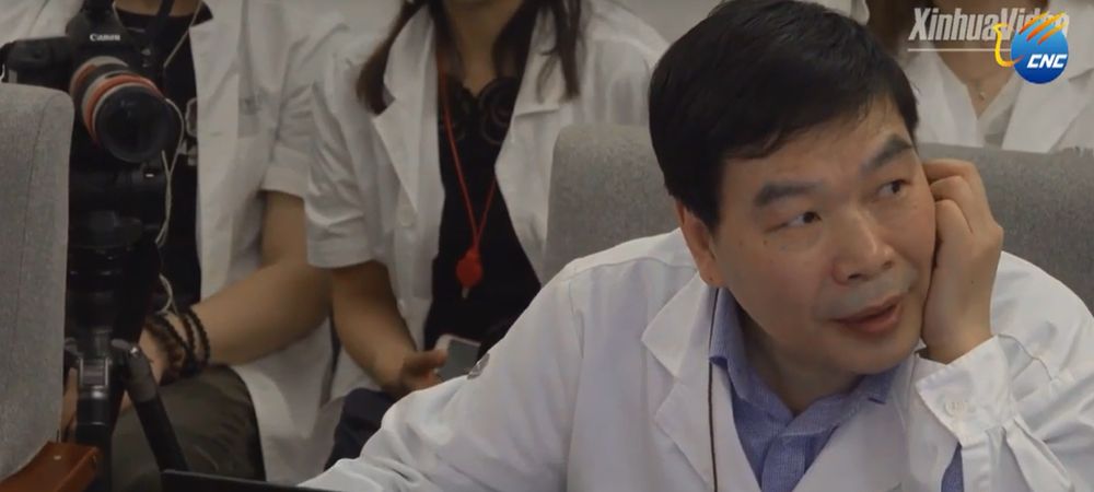 Sjeflege Ling Zhipei ved avdelingen for nevrokirurgi ved Chinese PLA General Hospital under fjernoperasjonen via 5G. Han sier operasjon via 5G-nettet vil gjøre mulig operasjoner som tidligere ikke kunne bli gjennomført.