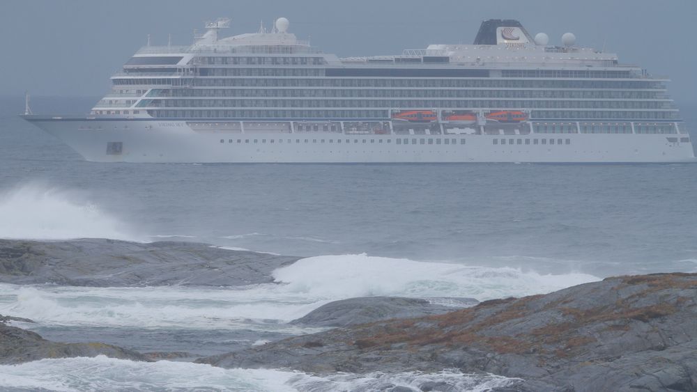 En av de to losene som var om bord i Viking Sky, reagerer på spekulasjonene som kommer rundt motorhavariet til Viking Sky. Her er cruiseskipet fotografert søndag på vei mot Molde.