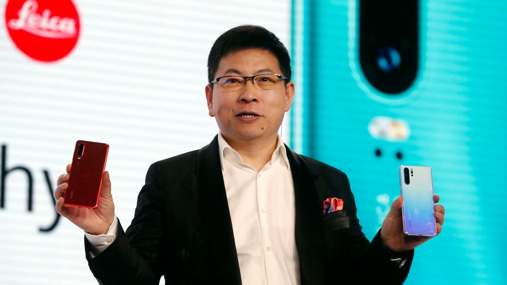 Huawei-sjef Richard Yu har god grunn til å  være fornøyd. Her viser han frem Huawei P30 på en pressekonferanse i Paris.