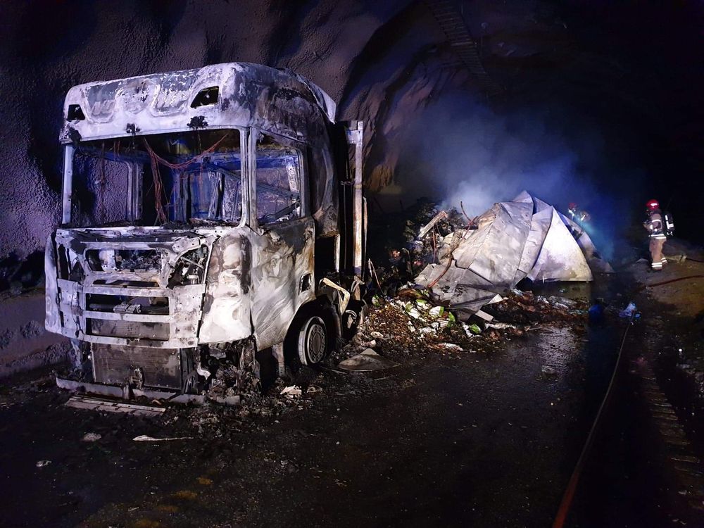 En kolonne med tre vogntog var halvannen kilometer inne i tunnelen da ett av vogntogene begynte å brenne.