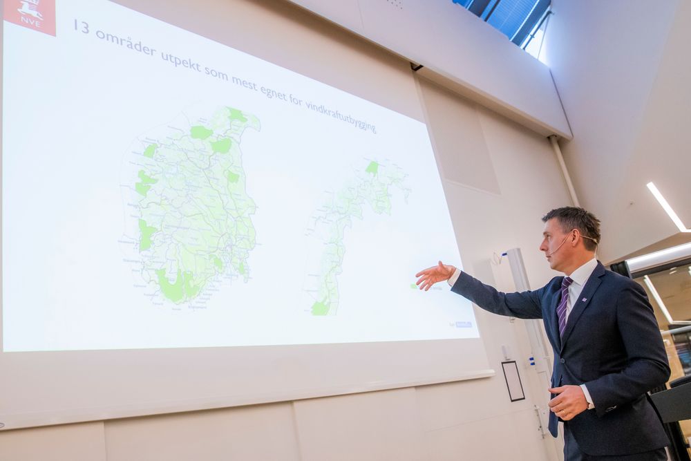 Vassdrags- og energidirektør Kjetil Lund presenterer den nasjonal rammen for vindkraft på land under et miniseminar i Oslo mandag formiddag.