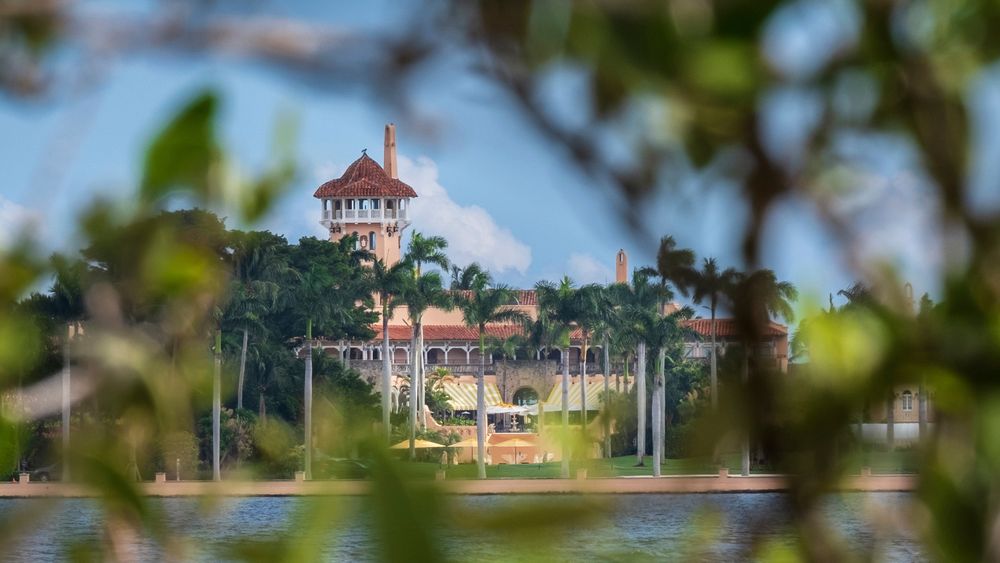 Donald Trumps eiendom i Mar-a-Lago i Florida. En kvinne er pågrepet for å ha tatt seg inn uten lov.