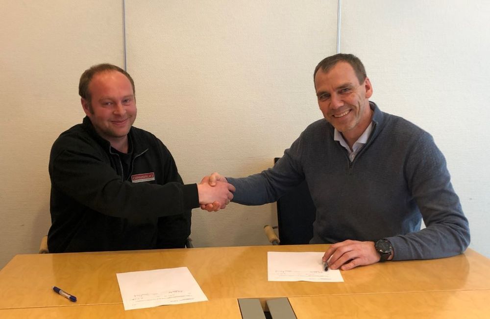 Fv. prosjektleder Espen Staw Nygård i Leif Grimsrud og avdelingsdirektør Nils Karbø i Statens vegvesen signerte kontrakten mandag 1. april.