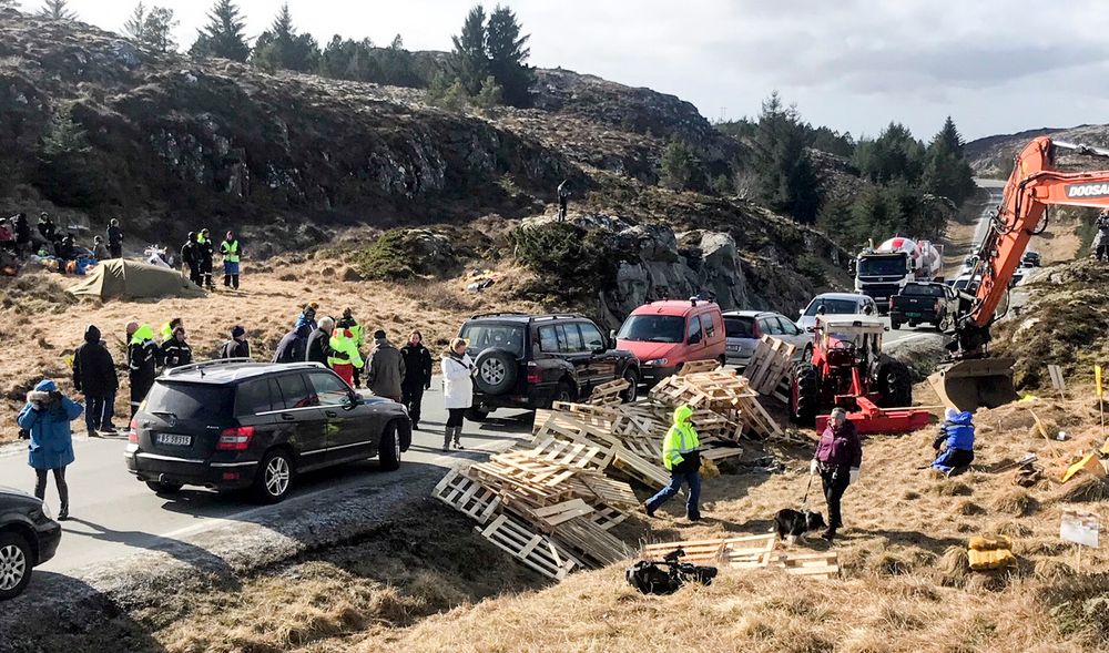 Politiet har bøtelagt demonstrantenes biler som står langs veien på Frøya. Pallene ble brukt til å hindre anleggstrafikk i å kjøre forbi.