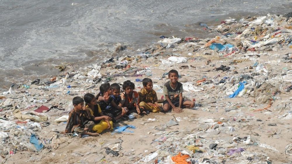 Plastforurensing på Versova Beach i 2010.