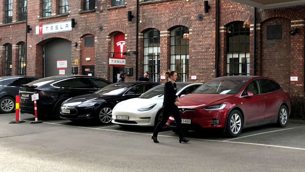 Med over 5300 registrerte Model 3 i mars måned satte Tesla ny norsk rekord i antall registreringer. Men det gikk litt for fort i svingene. Her står leveringsklare Teslaer parkert utenfor utleveringsstedet på Lillestrøm 28. mars i år.