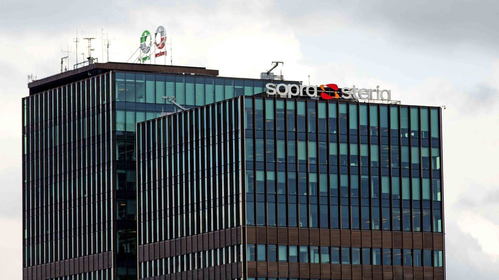 Sopra Steria med hovedkvarter på toppen av Posthuset i Oslo. En allianse med Sopra Steria i spissen vant Forsvarsmateriells plan- og designkonkurranse. Bidraget hadde en rekke konkrete eksempler på militær anvendelse av skytjenester.   