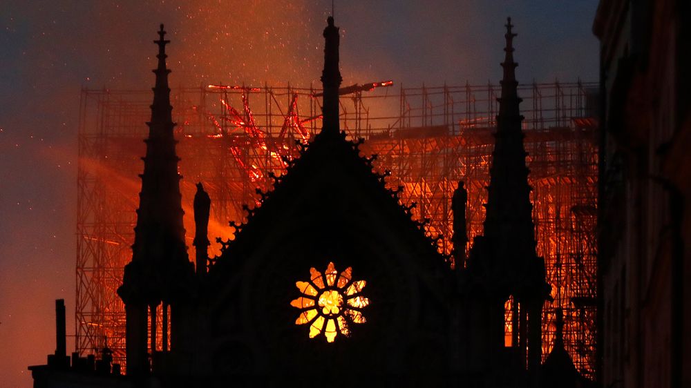 Flammer og røyk stiger opp fra katedralen Notre-Dame i Paris mandag kveld. Brannen spredte seg raskt, muligens på grunn av reisverk i tre. Etter fem timer hadde brannmannskapene kontroll over brannen.