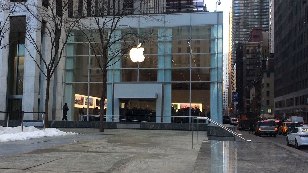 Det skal ha vært i denne midlertidige Apple-butikken på 5th Avenue, New York City, her fotografert i 2017, at problemet skal ha oppstått.