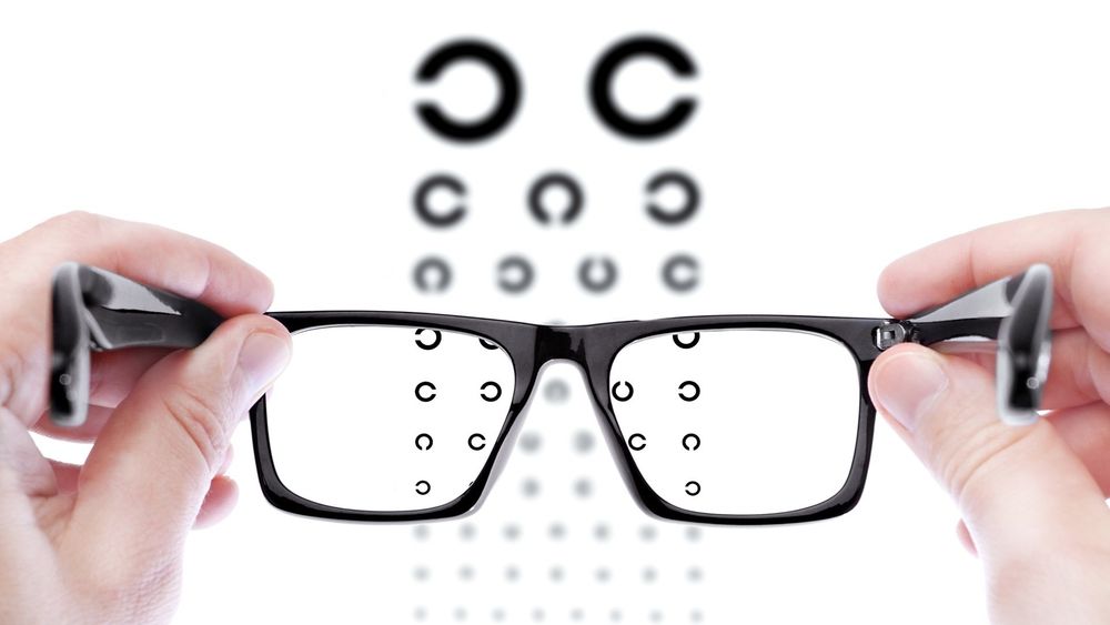 Mest vanlig: Det perfekte synet holder for de fleste bare til 40-årsalderen, og da er briller den vanligste løsningen.  foto: Colourbox