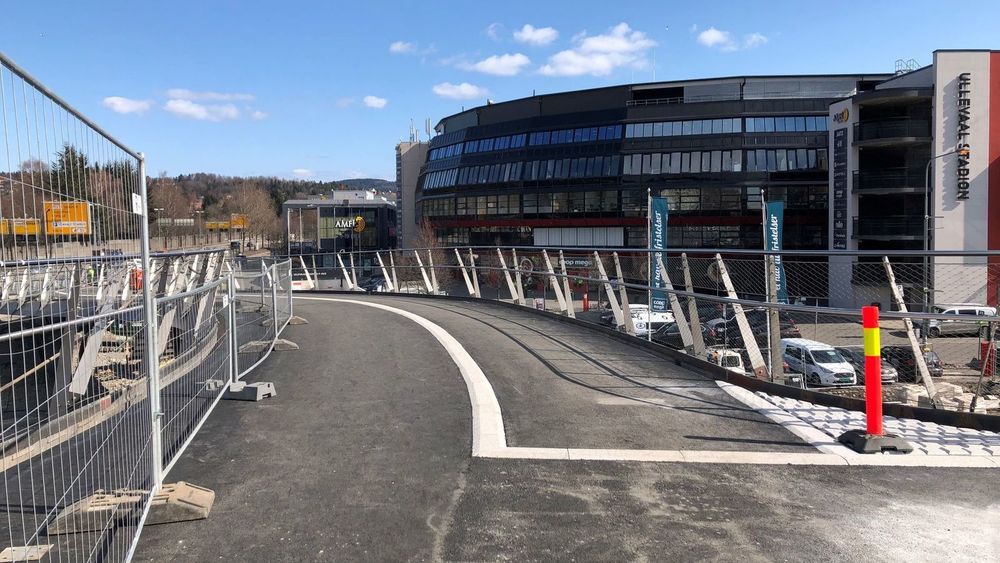 Slik ser det ut i dag på den nye gang og sykkelbrua ved Ullevål i Oslo, bare dager før den skal tas i bruk.