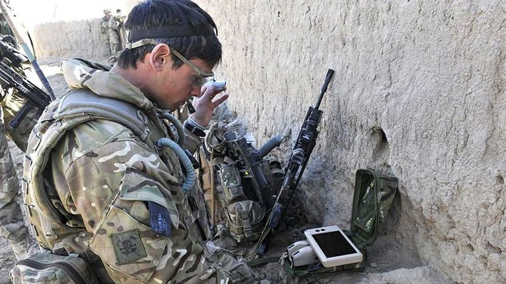 Sersjant Scott Weaver fra «The Queens Royal Lancers» sender av gårde en PD-100 Black Hornet fra en stilling i Afghanistan i forbindelse med Operation QALB for sju år siden.