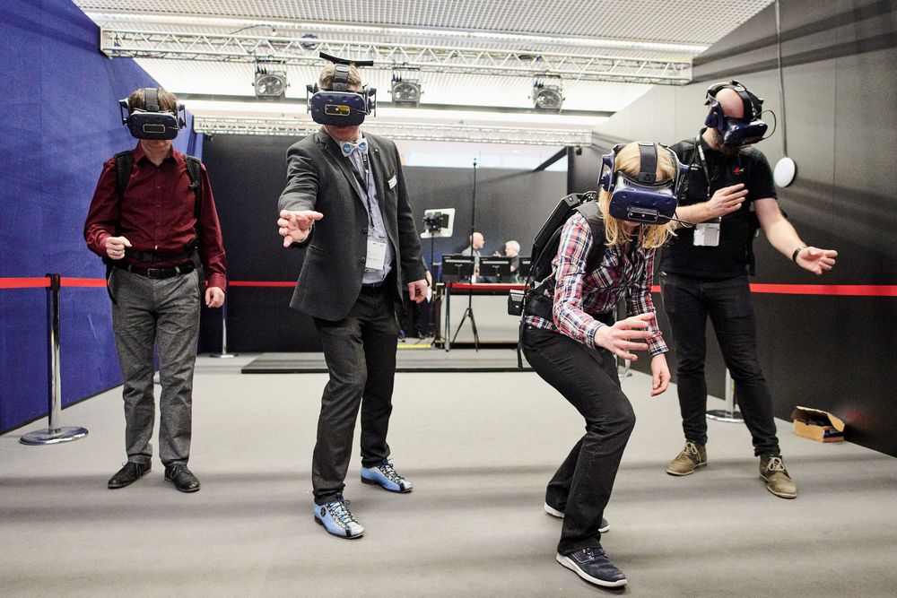 Test av VR-briller kan være underholdende både for de som gjør det, men også de som ser på.