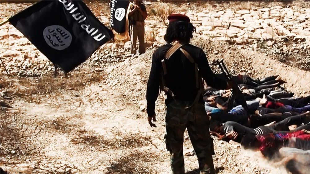 IS-tilknyttet voldsmann som angivelig henretter medlemmer av en irakisk sikkerhetsstyrke. Bildet ble publisert i 2014 av det jihadistiske nettstedet Welayat Salahuddin.