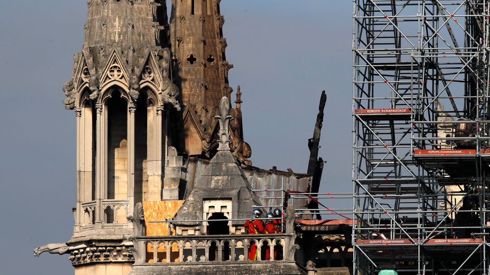Ett av selskapene som jobbet med restaureringen av Notre-Dame, innrømmer at noen av de ansatte brøt forbudet mot å røyke på stedet, men sier dette ikke forårsaket den voldsomme brannen i påsken.